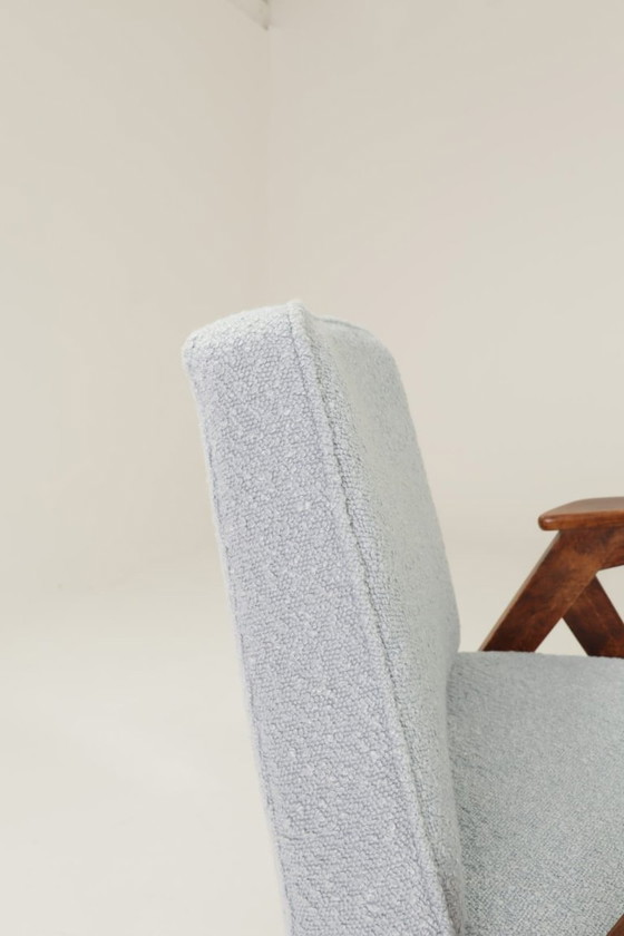 Image 1 of Vintage lounge stoel Bouclè Baby Blauw Donker Notenhout, 1960 Scandinavisch ontwerp