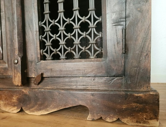 Massiver Kolonialer Antiker Holzschrank Mit Geschnitzten Türen Und Eisengitter Handgeschmiedet, Unikat, (photo 14 of 15)