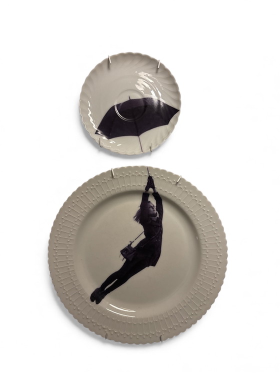 Image 1 of Vintage Wandbord Vrouw met Paraplu | The Vintage Vibe