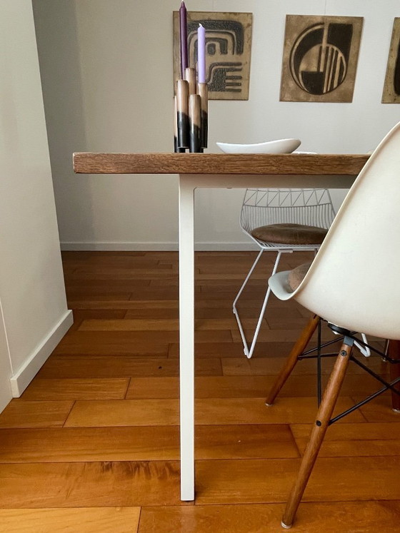 Image 1 of Prachtige grote eikenhouten eettafel met een wit stalen onderstel.