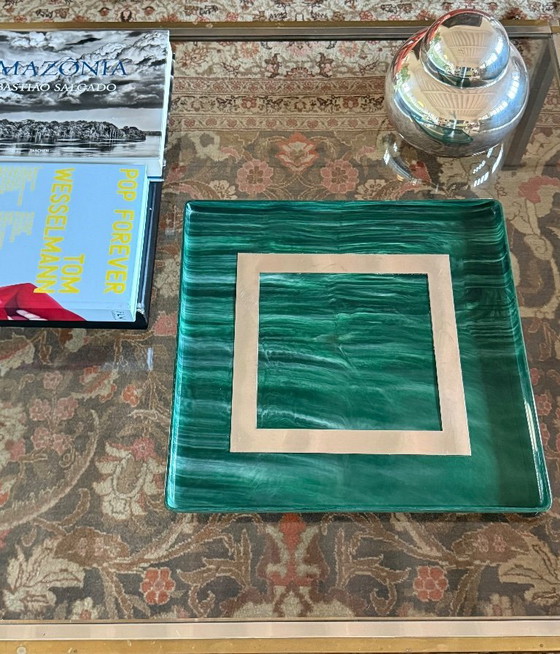 Image 1 of Hollywood Regency dienblad van hars en messing met malachieteffect, Italië, jaren 70.