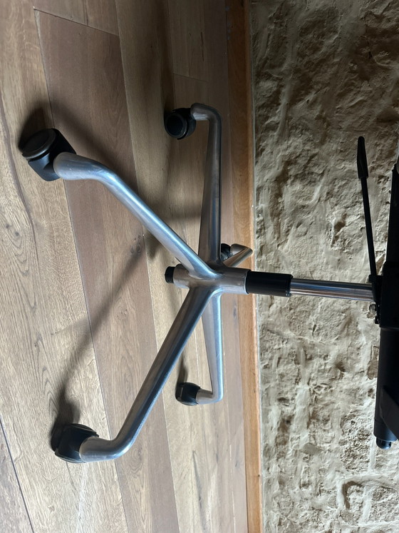 Sedia Vitra Eames Soft Pad in pelle nera (EA219) Prodotta in Norvegia, Sedie da ufficio, Alluminio, Nero (foto 7 di 8)