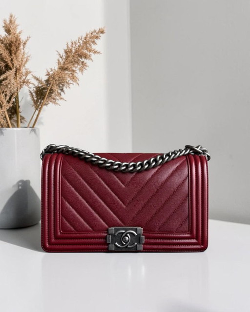 Chanel Boy Medium - Caviar 25CM Chevron Bordeauxrood Donkerrood Ruthenium Zilveren Hardware Serie 24