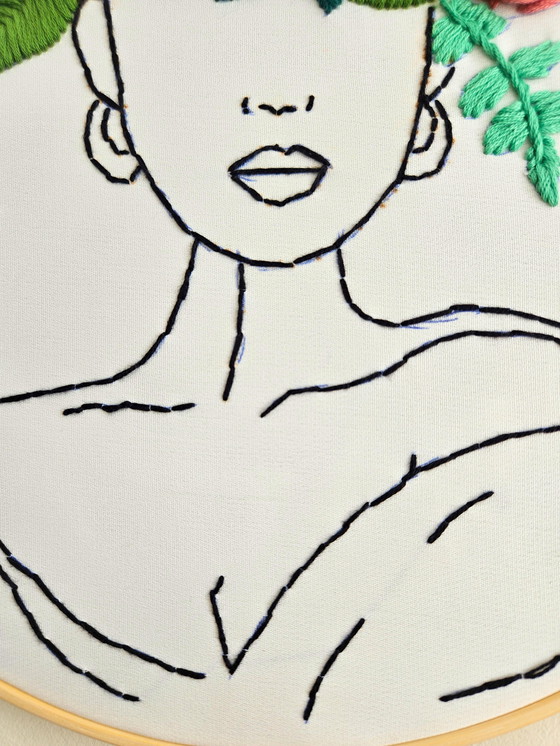 Image 1 of Ricamo fatto a mano da parete – Silhouette di donna con capelli floreali 3D – 30 cm