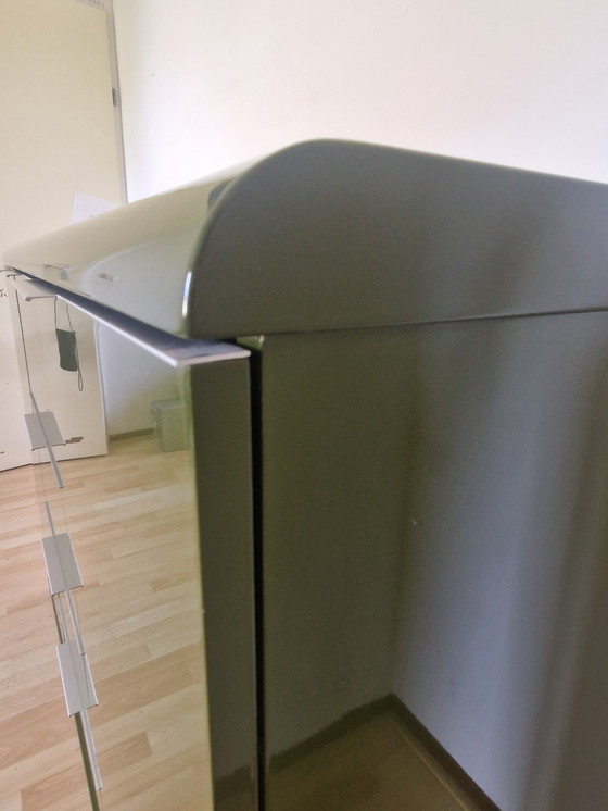 Image 1 of Mobile credenza verde oliva con dettagli cromati e angoli arrotondati