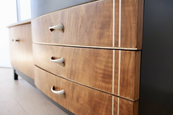 Image 1 of Ensemble de chambre à coucher remis à neuf, de style Mid Century - Noyer strié, Grachtengroen et accents argentés
