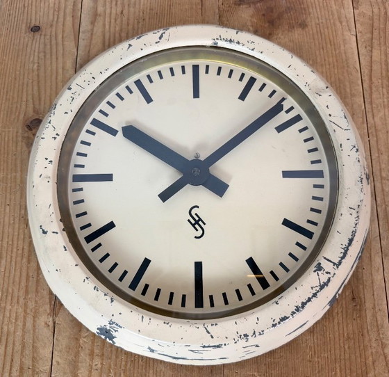 Horloge murale industrielle beige de Siemens, années 1950 – Pendules, Glass, Iron (photo 9 of 16)