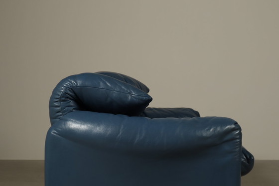 Image 1 of Deux canapés deux places Cassina Maralunga en cuir bleu, par Vico Magistretti, Italie 1973 Standard