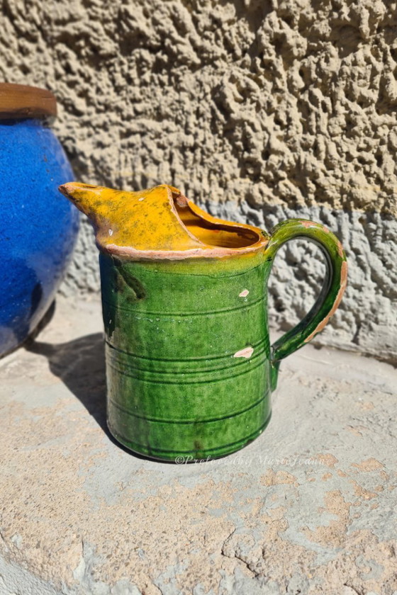 Image 1 of Pichet ancien en faïence française de couleur verte et jaune ocre