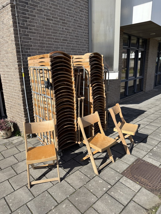 Lotto di 70 sedie pieghevoli vintage in legno massello degli anni '80