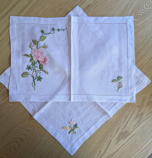 Servizio da tavola Valombreuse Paris Haute Couture, con motivo rosa antico, giallo e verde.