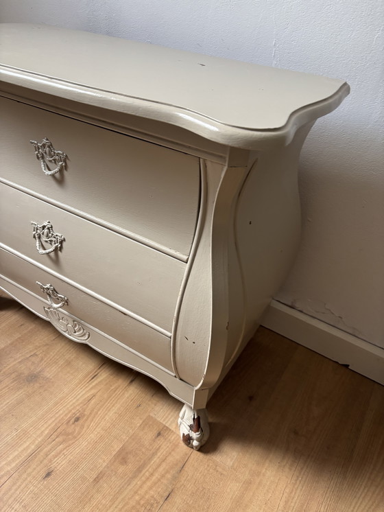Image 1 of Klassische Kommode in Taupe mit verschnörkelten Formen