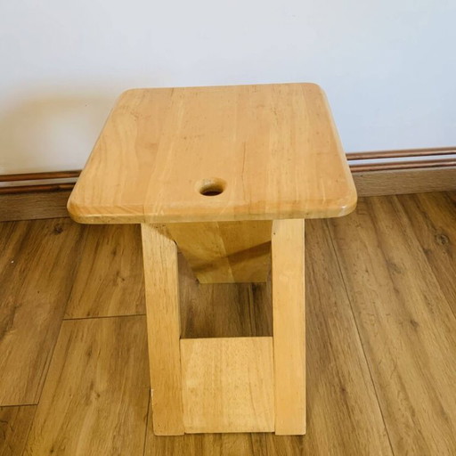 Taburete plegable de pino macizo de Adrian Reed.
