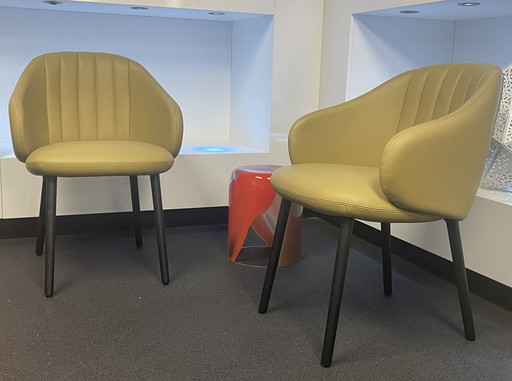 2 Leolux Baani chairs with armrests.
