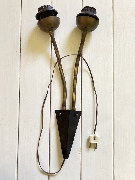 Image 1 of Lampada da parete anni '50 con 2 molle di flessione e paralumi in vetro dipinto a mano