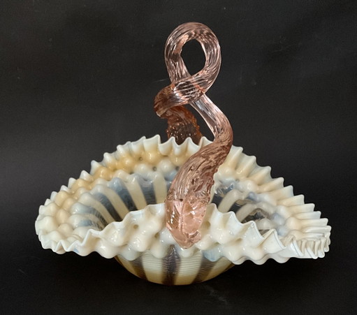 Cesta de cristal artístico de Murano, rara, de cristal opalino con asa rosa retorcida, Italia, 1955–1965.