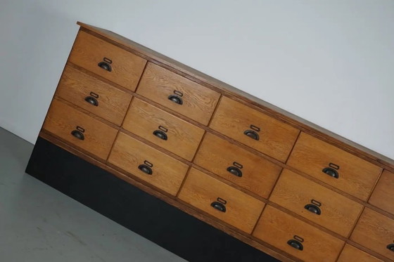 Image 1 of Grote vintage Nederlandse eiken winkelkast / dressoir, jaren 1950