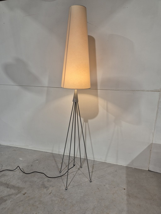Lampada da terra vintage minimalista con treppiede, in stile metà secolo.