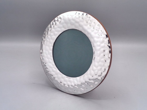 Image 1 of Handgemaakt en gehamerd fotolijstje van verzilverd metaal, 10 cm diameter.