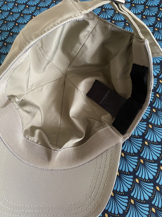 Image 1 of Casquette Givenchy 