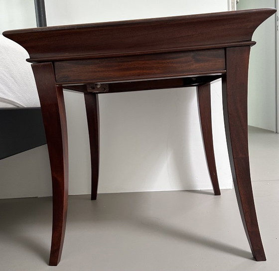 Image 1 of Georgische elegantie: een paar mahoniehouten cabarettafels