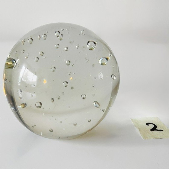 Image 1 of Presse-papier sphérique vintage en cristal transparent à petites bulles d'air, 6 cm