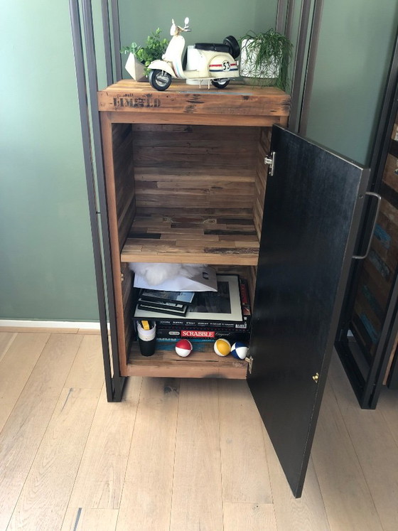 Wall cabinets – Metal (photo 7 of 11)