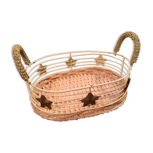 Mand met metalen en rieten handvatten