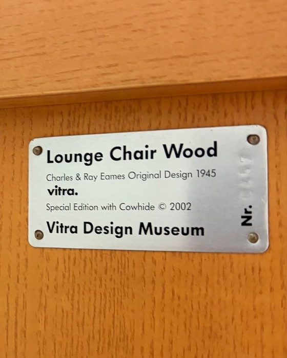 Image 1 of Eames Plywood Group LCW-stoel voor Vitra, ontworpen door Charles & Ray Eames, jaren 2000.