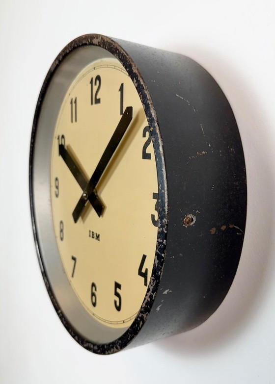 Horloge murale industrielle noire d'IBM, années 1950 – Pendules, Glass, Iron (photo 4 of 16)