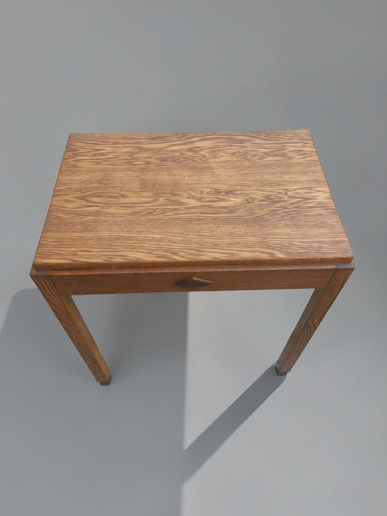 Image 1 of petite table, table de l'école d'Amsterdam