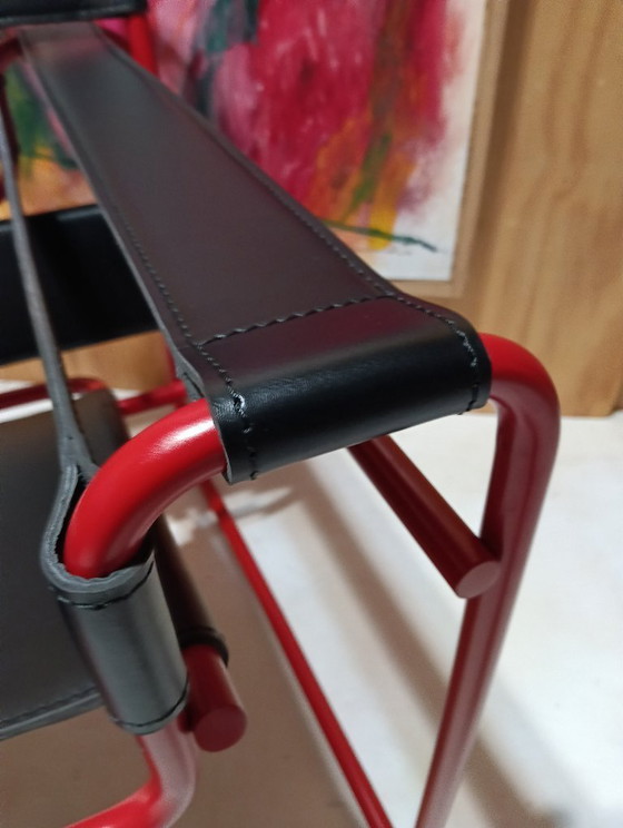 Image 1 of Bolso Knoll Wassily B3 rojo mate, nuevo-usado, en piel negra, de Marcel Breuer.