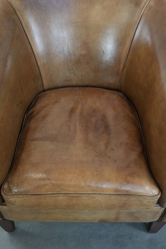 Image 1 of Fauteuil club en peau de mouton aux magnifiques teintes cognac clair