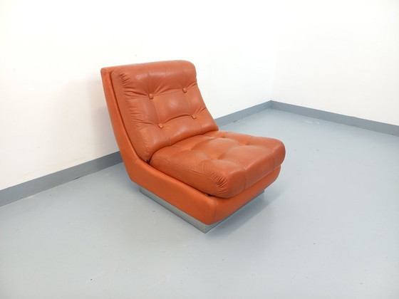Image 1 of Vintage Roche Bobois-fauteuil in chroom en tegelkleurig leer uit de jaren 70.