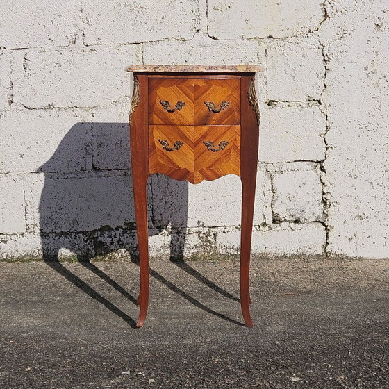 Image 1 of Comodino vintage francese intarsiato - Comodino in marmo e legno - Stile Luigi XV - Anni '70