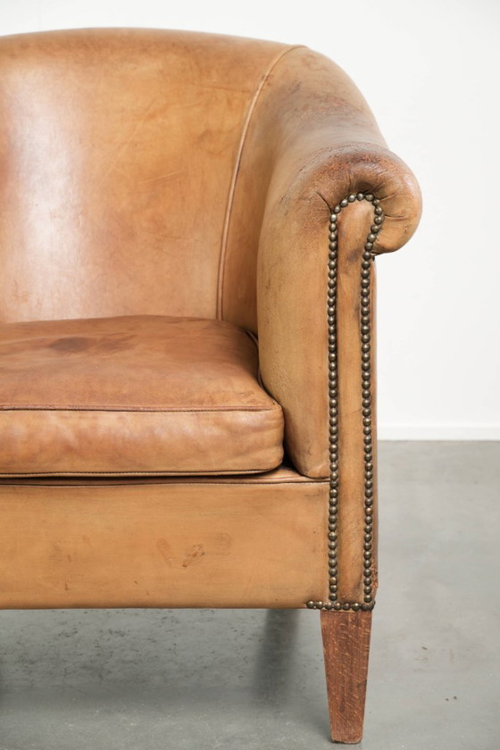 Charaktervoller Club-Sessel aus Schafsleder in hellem Cognac, mit Ziernägeln verziert – Leather (photo 9 of 13)
