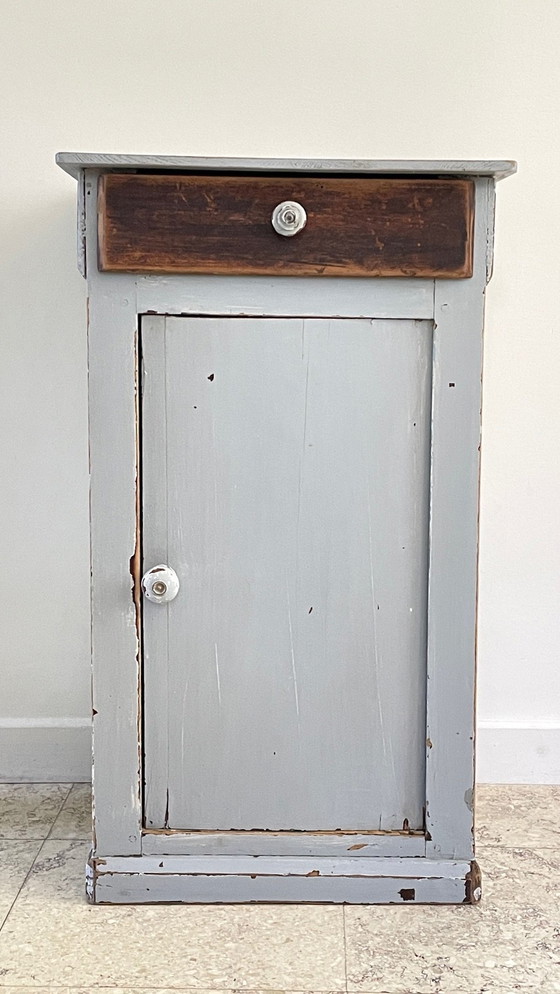 Image 1 of Antiek grijs houten nachtkastje