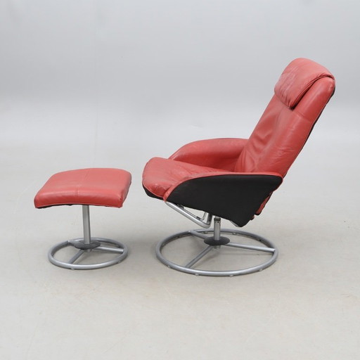 IKEA fauteuil van rood leer, ontworpen door K. Hagberg – M. Hagberg, tussen 2000 en 2010, met een stalen driepootvoet.
