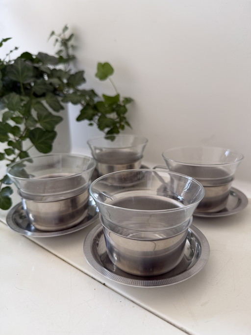 Juego de 4 vasos de té con soporte y platillos cromados.
