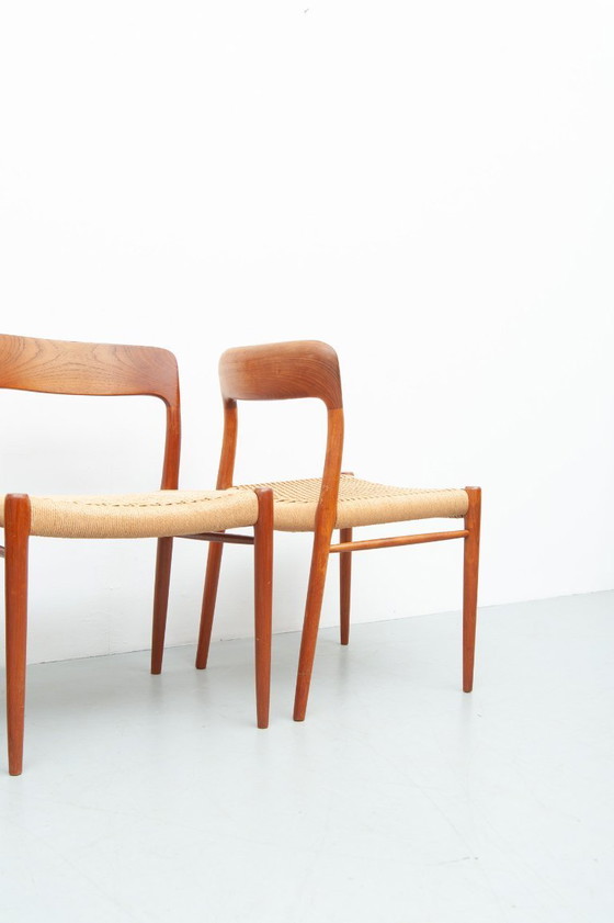 Image 1 of 4x eetkamerstoelen model 75 gemaakt van teakhout van Niels Otto Møller voor J.L. Møller Møbelfabrik (jaren 50)