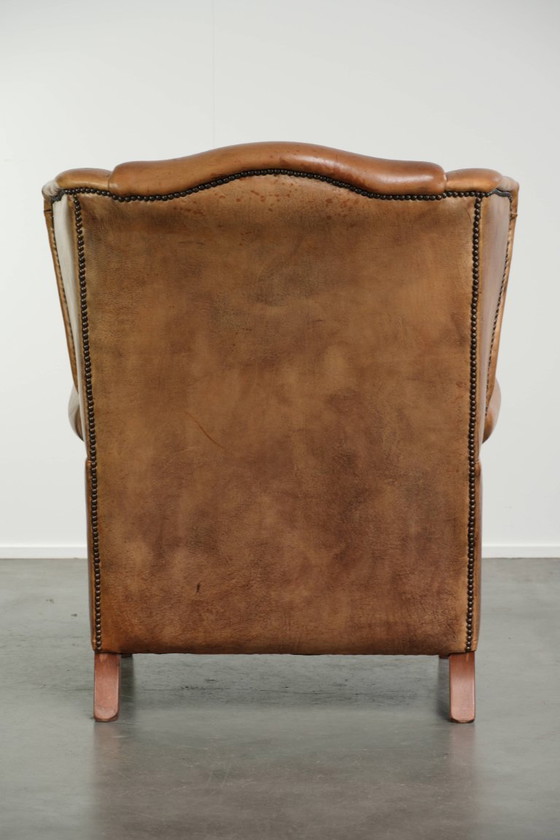 Bonito y cómodo sillón orejero de piel de oveja en un hermoso color coñac claro de estilo inglés – Sillones (photo 4 of 12)