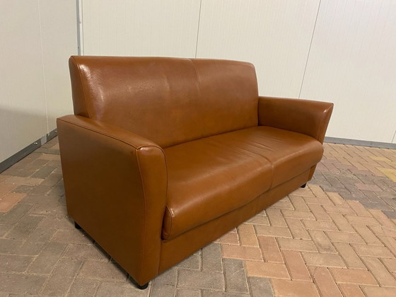 Image 1 of Cognacfarbenes Echtledersofa, 2,5-Sitzer – Erstklassiger Sitzkomfort – Modernes und nachhaltiges Design