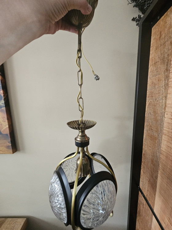 Image 1 of Lampada a sospensione vintage in ottone e nero con 4 paralumi in vetro