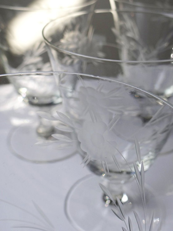 Image 1 of 8 verres à vin cristal gravé à la roue décor végétal, Bohême, début XXe