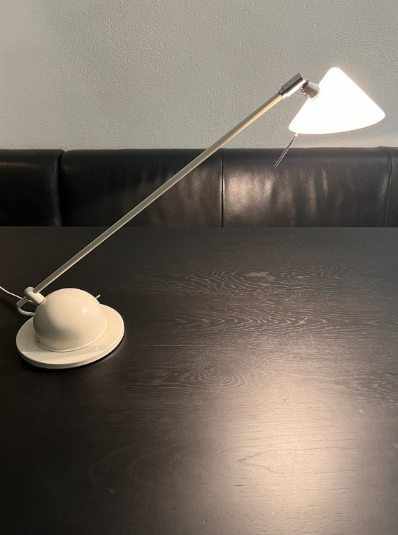 Image 1 of Pola Amstelveen Schreibtisch-/Tischleuchte – Weiß/Creme – Ikonisches niederländisches Design