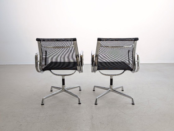 Image 1 of Set van 2 Vitra EA108 bureaustoelen, Charles Ray Eames mesh design
