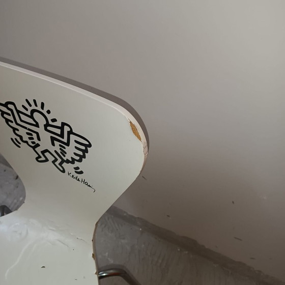 Image 1 of Página 1 de 18 Juego de 4 sillas Keith Haring de Arne Jacobsen para Fritz Hansen