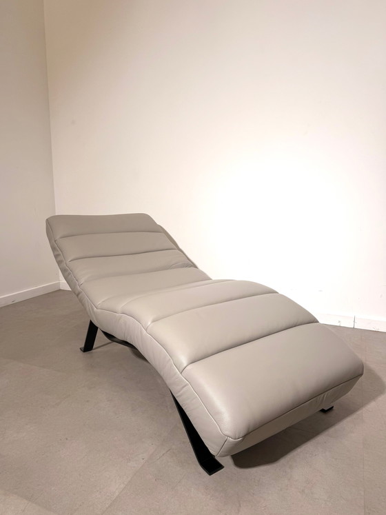 Chaise longue moderna de cuero (photo 3 of 7)