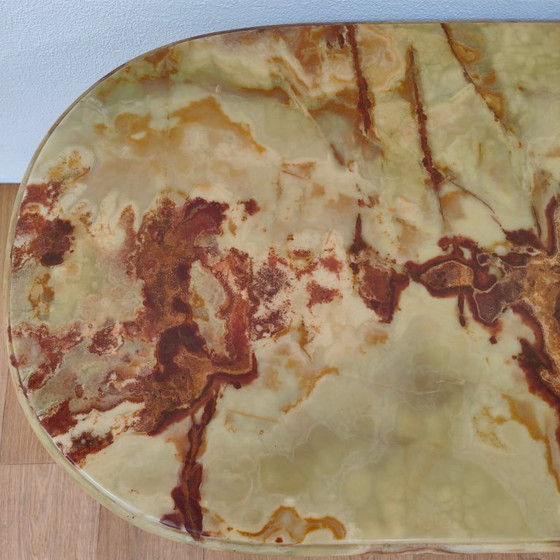 Image 1 of Table basse ovale de style Hollywood Regency avec plateau en marbre et piètement en laiton.