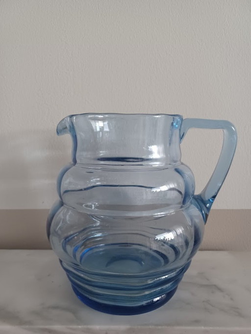 Vintage Art Deco stijl geribbelde blauwe glazen kan.